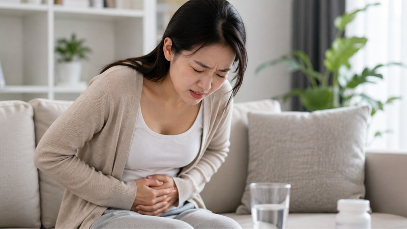 Đau bụng kèm ra máu là dấu hiệu cần được thăm khám y tế ngay lập tức