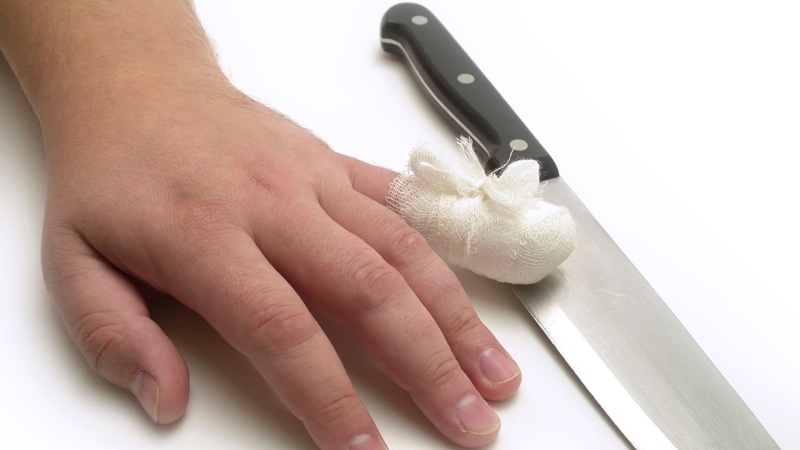 Việc cần làm đầu tiên khi bị rách da là kiểm soát chảy máu