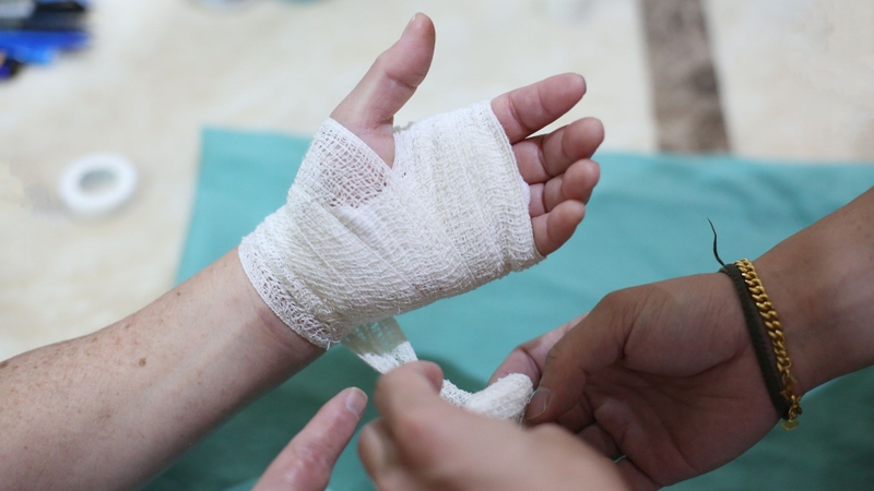 Với vết rách nhỏ, nên thay băng hằng ngày để giữ vết thương sạch và khô