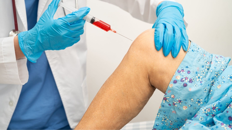 Phẫu thuật tái tạo dây chằng được chỉ định khi dây chằng rách hoàn toàn hoặc khớp mất vững nghiêm trọng, kết hợp với phục hồi chức năng sau mổ