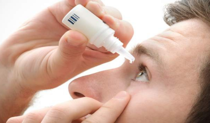 nhỏ thuốc điều trị rách giác mạc