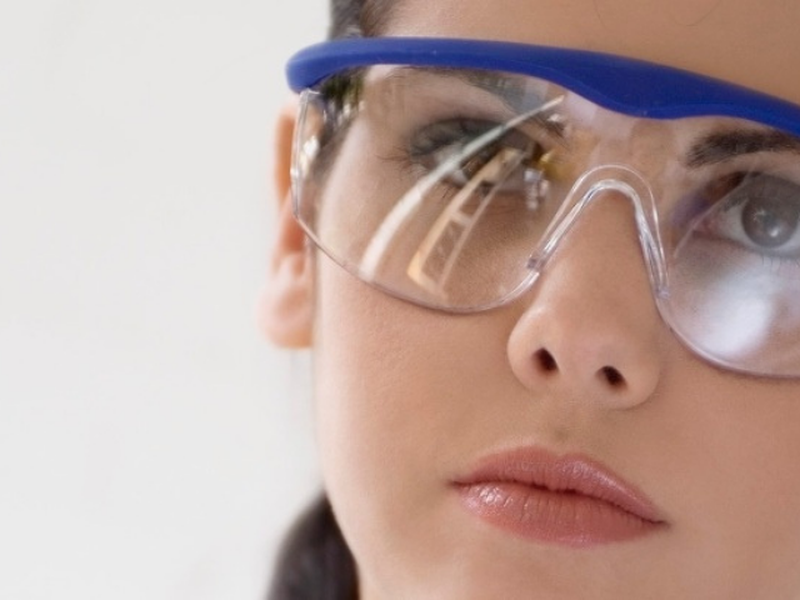 phòng tránh rách giác mạc