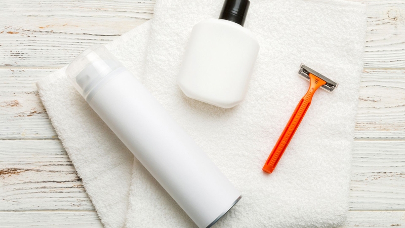 Cạo sạch vùng nhiễm rận để dễ vệ sinh và điều trị