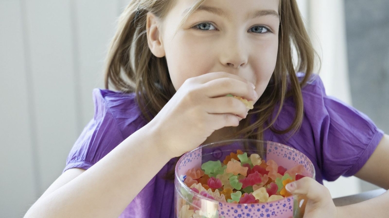 Chế độ ăn uống cũng là một trong các nguyên nhân khiến răng bé bị xỉn màu