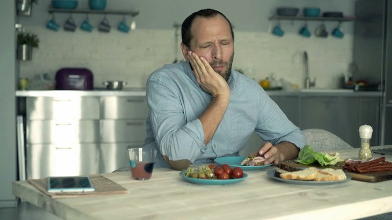 Răng bị ê buốt khi nhai có thể xảy ra do nhiều nguyên nhân khác nhau