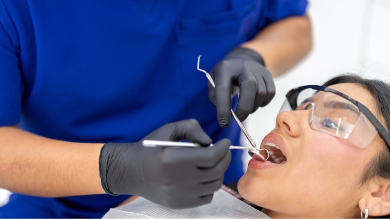 Trám răng có đau hay không phụ thuộc vào tình trạng sâu răng và mức độ chịu đau của mỗi người