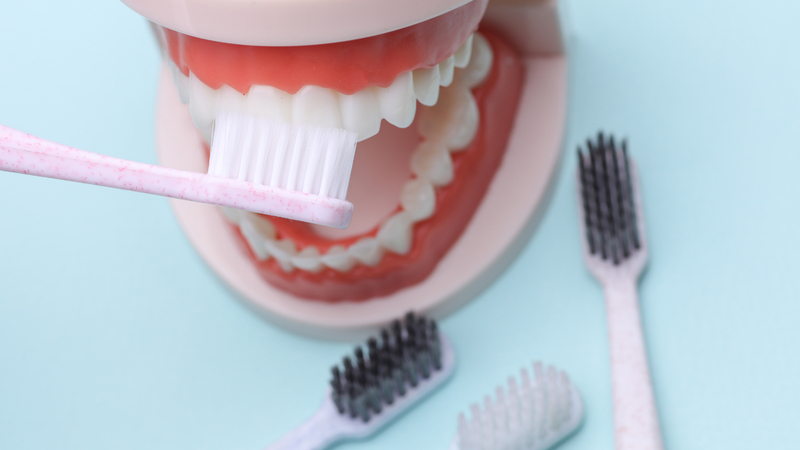 Vệ sinh răng miệng kém tạo điều kiện thuận lợi cho mảng bám tích tụ và vôi hóa