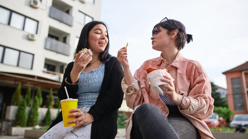 Nói chuyện khi ăn làm tăng khả năng răng cắn vào lưỡi