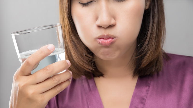 Để giảm cảm giác đau rát, có thể súc miệng bằng nước muối nhạt 2 - 3 lần mỗi ngày