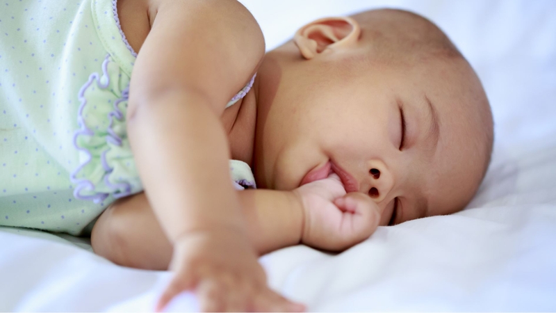 Thói quen mút tay ở trẻ khiến răng bị lệch