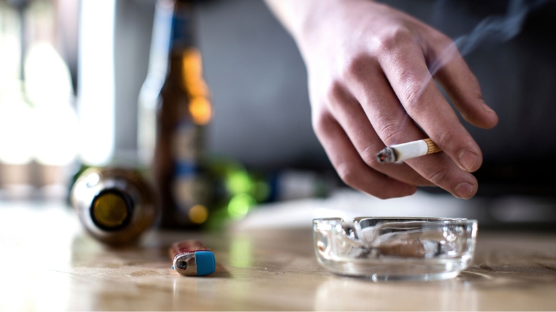 Hút thuốc lá làm răng ố vàng rất nhanh