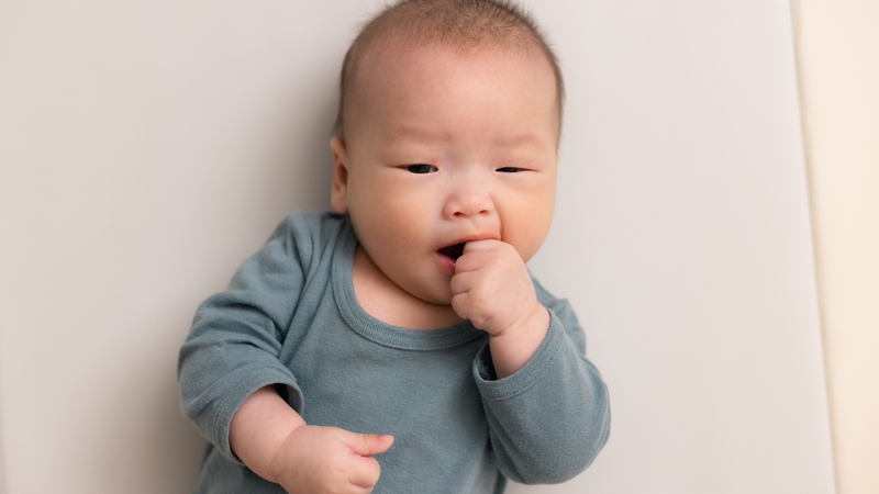 Mút tay quá nhiều cũng có thể ảnh hưởng đến sự phát triển của xương hàm