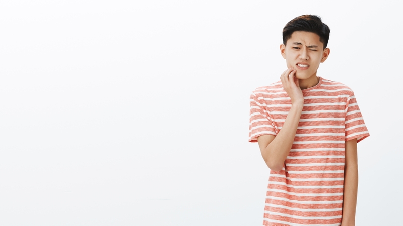 Răng sâu bị thối có thể dẫn đến nhiều biến chứng như tiêu xương ô răng, áp xe răng,...