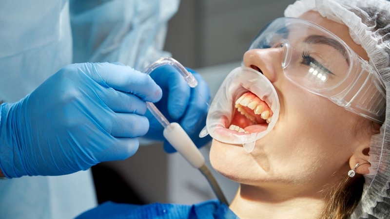 Bác sĩ kiểm tra tình trạng răng trước khi tư vấn phục hình