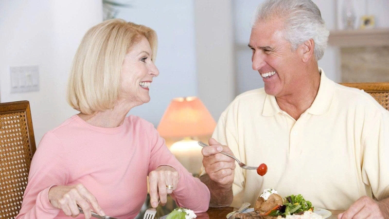 Răng sứ giúp người lớn tuổi cải thiện khả năng ăn nhai một cách dễ dàng và thoải mái hơn