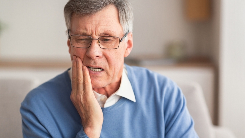 Răng sứ đôi khi có thể gây cảm giác ê ẩm ở người lớn tuổi