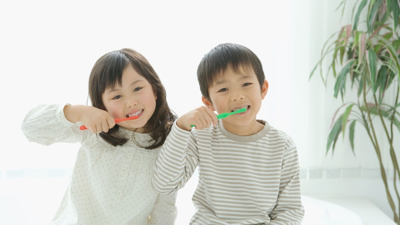 Cha mẹ nên tập cho trẻ thói quen đánh răng đều đặn 2 lần/ngày với bàn chải mềm và kem đánh răng phù hợp
