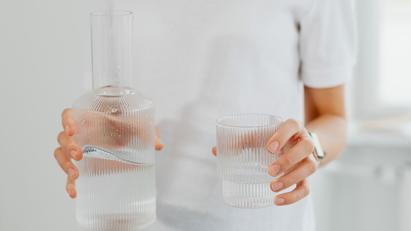 Súc miệng bằng nước muối loãng để giảm bớt sự khó chịu khi rát lưỡi