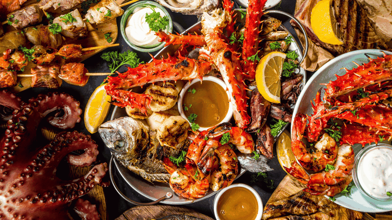 Khi nói đến rau tần ô kỵ với gì, hải sản luôn là nhóm cần được nhắc đến đầu tiên