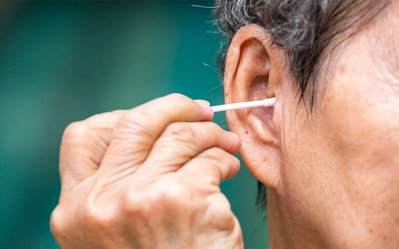 Ráy tai có màu đen có sao không? 2