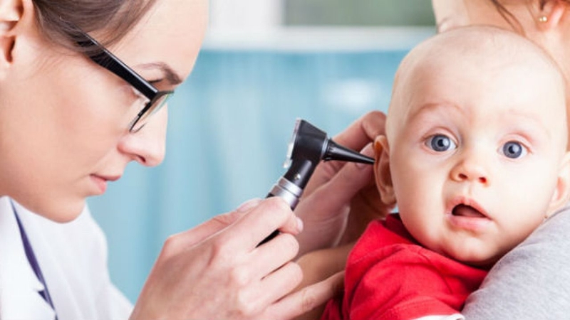 Ráy tai ướt màu vàng ở trẻ sơ sinh có đáng ngại không? 4