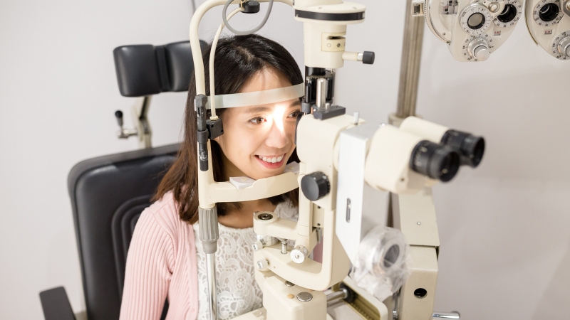 Khám mắt chuyên sâu trước phẫu thuật ReLEx SMILE là quy trình bắt buộc