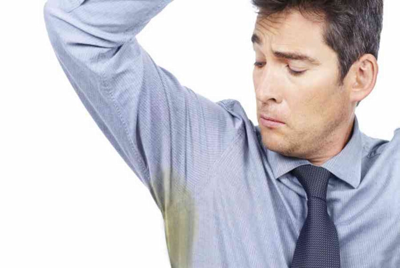 Các vệt ố vàng trên áo được sinh ra do sự cộng hưởng của nhiều nguyên nhân khác nhau