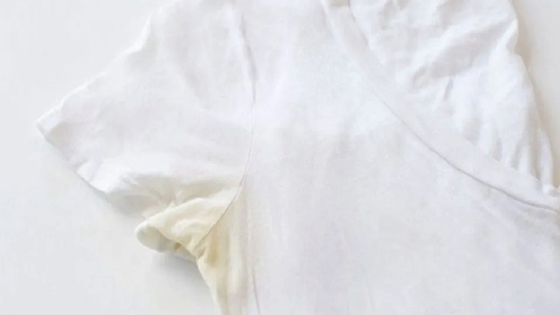 Trước khi mặc áo, bạn cần để thời gian cho dung dịch khử mùi thấm vào da, tránh dây ra áo