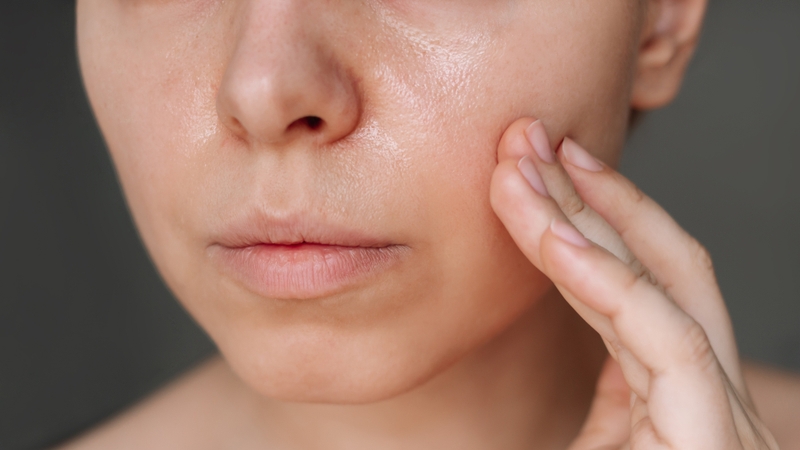 Da dầu nên ưu tiên kem chống nắng dạng gel hoặc dạng sữa có kết cấu nhẹ, thấm nhanh, không gây nhờn rít