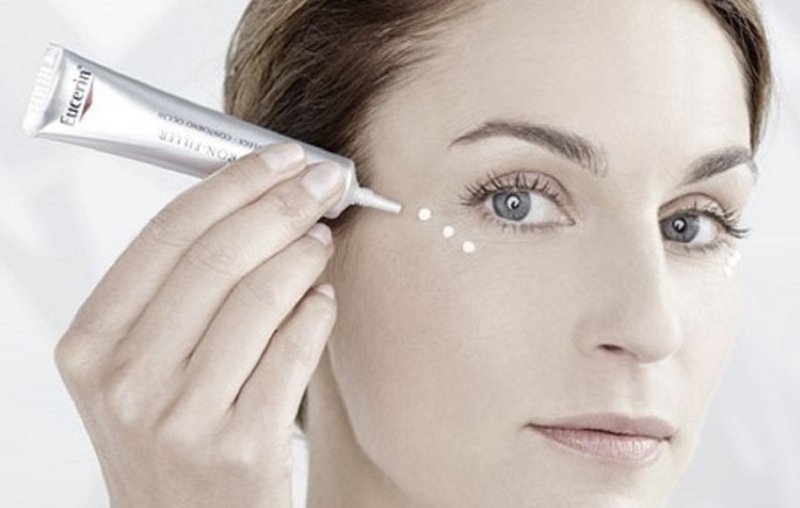 Cần làm sạch vùng da quanh mắt trước khi sử dụng kem dưỡng mắt Eucerin