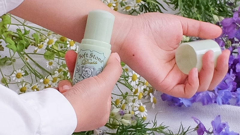 review-lan-khu-mui-da-khoang-deonatulle-soft-stone-double-color-control-dang-sap-2