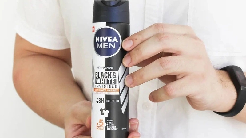 review-lan-khu-mui-nivea-black-and-white-ngan-vet-o-vang-3