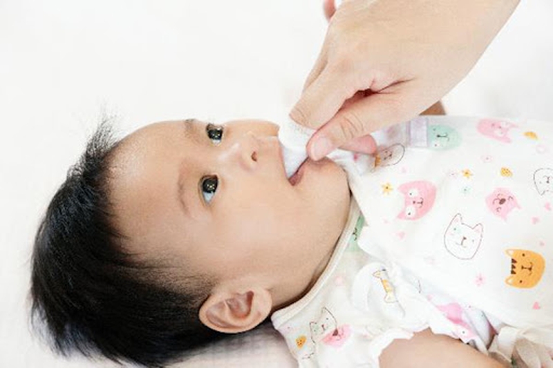 Rơ lưỡi cho trẻ vào thời điểm nào hợp lý?