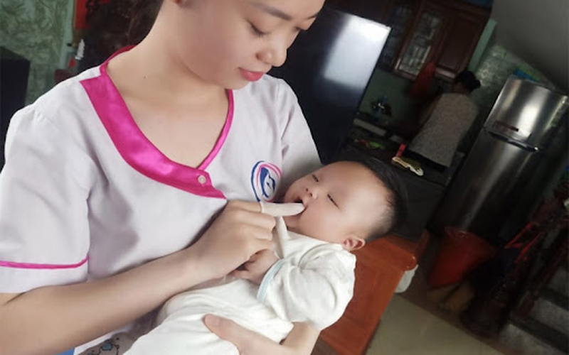 Hướng dẫn rơ lưỡi bằng nước muối sinh lý tại nhà