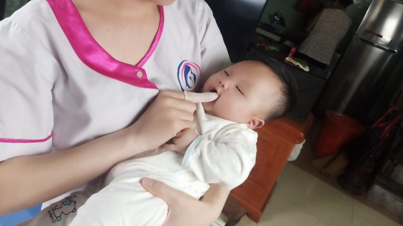 Rơ lưỡi cho trẻ sơ sinh bằng rau ngót, phương pháp dân gian hiệu quả 3