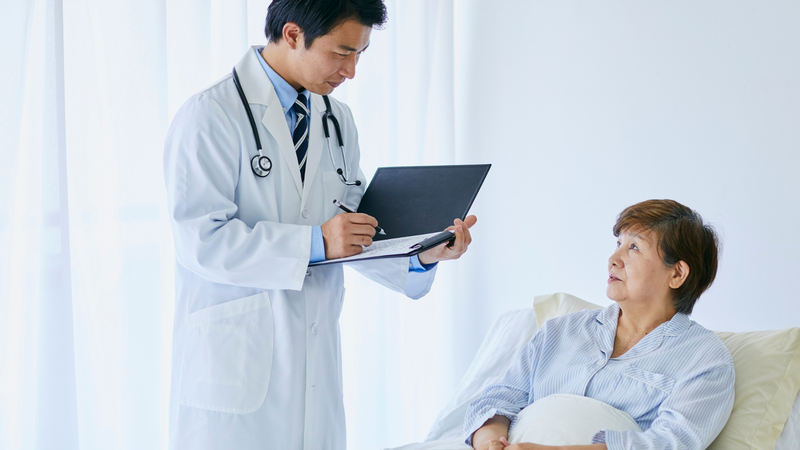Bác sĩ đánh giá dinh dưỡng, chức năng tiêu hóa và lượng dịch rò để chọn cách nuôi dưỡng phù hợp