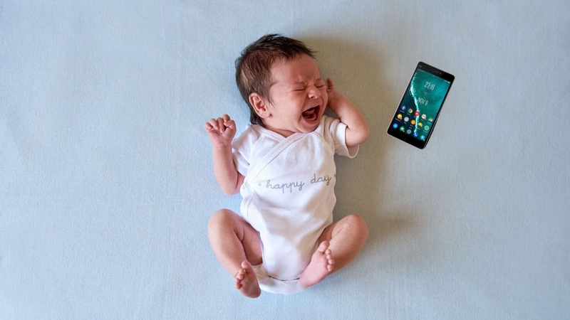 Rơi điện thoại vào đầu trẻ sơ sinh có sao không? Cần xử lý thế nào 2