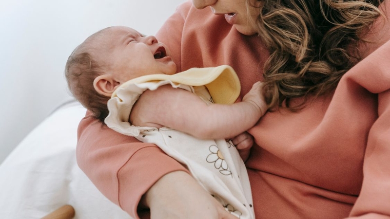 Rơi điện thoại vào đầu trẻ sơ sinh có sao không? Cần xử lý thế nào 3