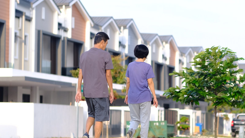 Các hoạt động phù hợp như đi bộ có thể giúp cải thiện chất lượng giấc ngủ