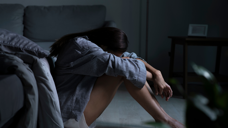 Mất ngủ và căng thẳng thường tạo thành vòng xoắn bệnh lý khiến sức khỏe tinh thần ngày càng xấu đi