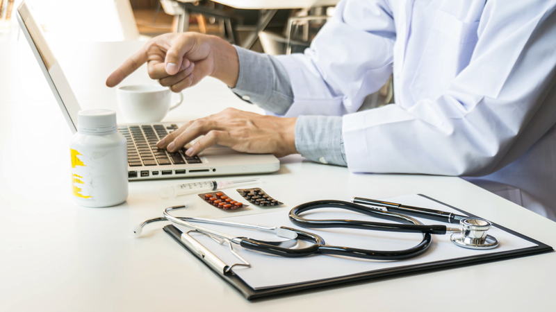 Bác sĩ đánh giá kết quả xét nghiệm mỡ máu để cá thể hóa điều trị