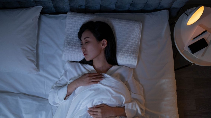 Lựa chọn gối phù hợp có thể giúp người bệnh duy trì tư thế ngủ thoải mái và ổn định hơn
