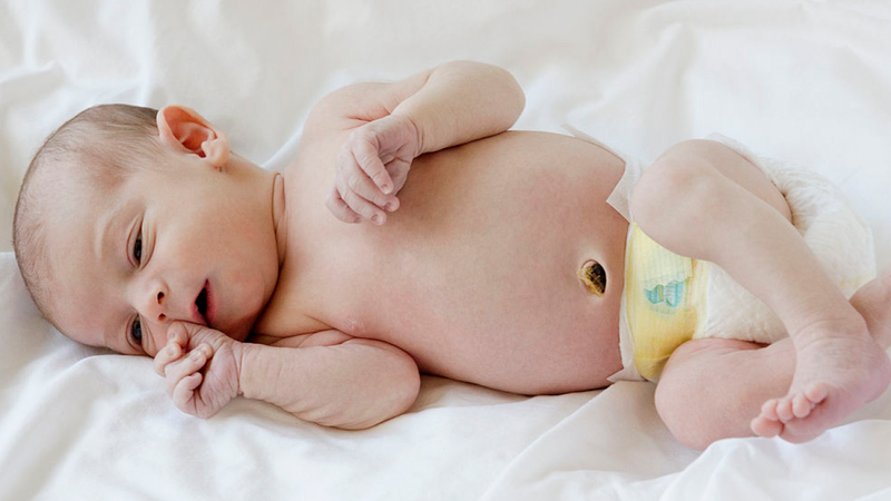 Để tã nằm dưới rốn để tránh các vi khuẩn có trong nước tiểu, phân xâm nhập vào vết thương hở gây viêm nhiễm