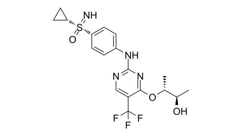 Roniciclib là gì? Tác dụng và tiềm năng điều trị ung thư của loại thuốc nàyRoniciclib là một loại thuốc đang được nghiên cứu với mục tiêu điều trị ung thư bằng cách ức chế các cyclin-dependent kinase (CDKs), một nhóm enzyme quan trọng điều chỉnh chu kỳ tế bào. Với khả năng can thiệp vào quá trình phân chia tế bào, Roniciclib có tiềm năng ngăn chặn sự phát triển và nhân lên của tế bào ung thư, từ đó góp phần kiểm soát tiến triển bệnh lý. 1
