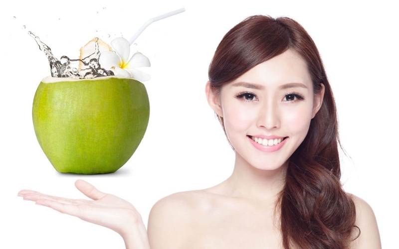 Rửa mặt bằng nước dừa giúp sáng da, cấp ẩm và hỗ trợ điều trị mụn