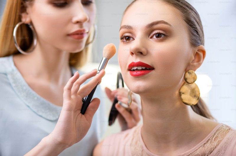 Rửa mặt bằng nước lạnh giúp lớp trang điểm bám tốt hơn