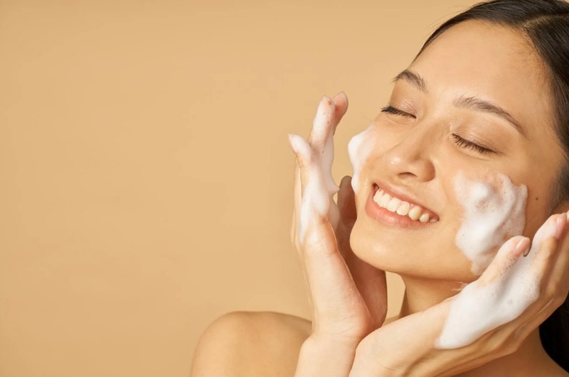 Rửa mặt bằng nước mưa có tốt không? Cách chăm da khỏe đẹp mùa mưa 2