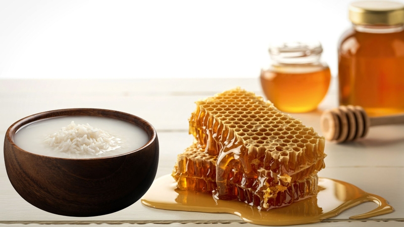 Mật ong kết hợp với nước vo gạo sẽ giúp hỗ trợ giảm mụn và cải thiện làn da