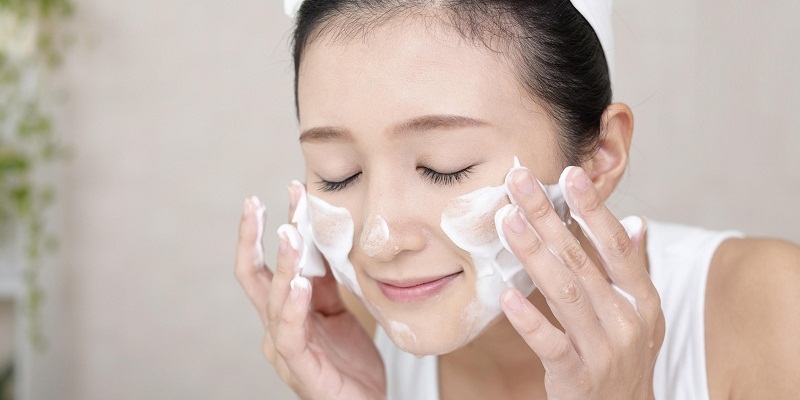 Không khuyến khích rửa mặt bằng sữa chua quá nhiều lần trong ngày gây khô da