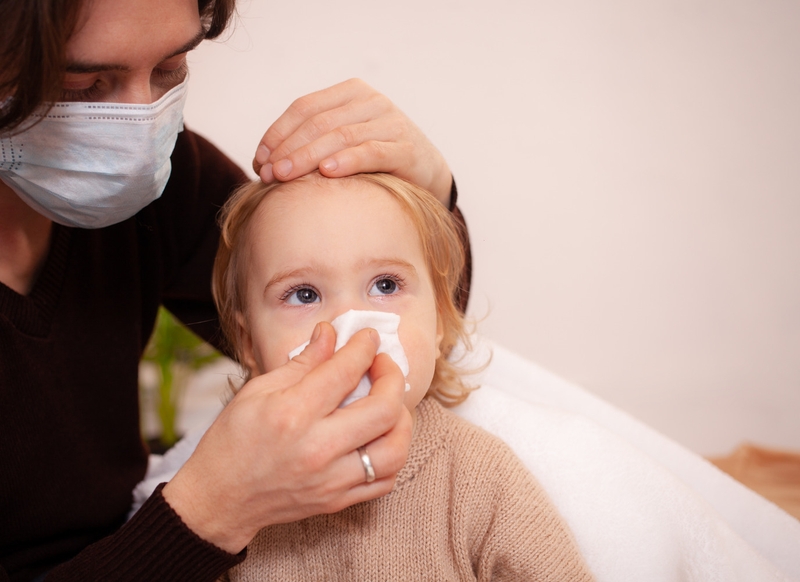 Lưu ý quan trọng ba mẹ cần biết khi rửa mũi cho bé